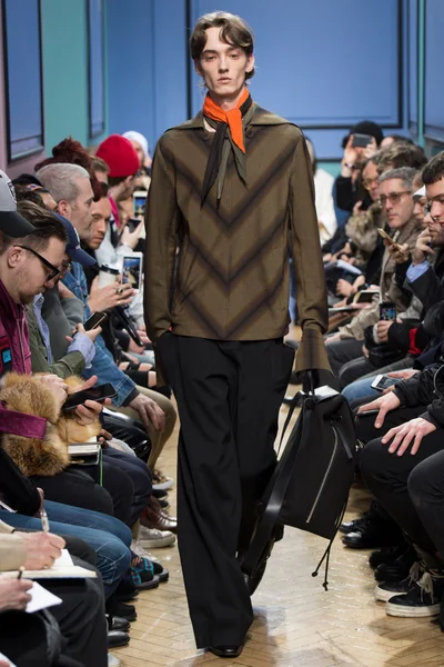 Look 17